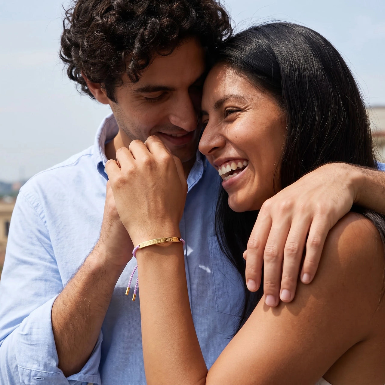 Lila armband — gedragen door een stel, goud | SKU: lemauve-g