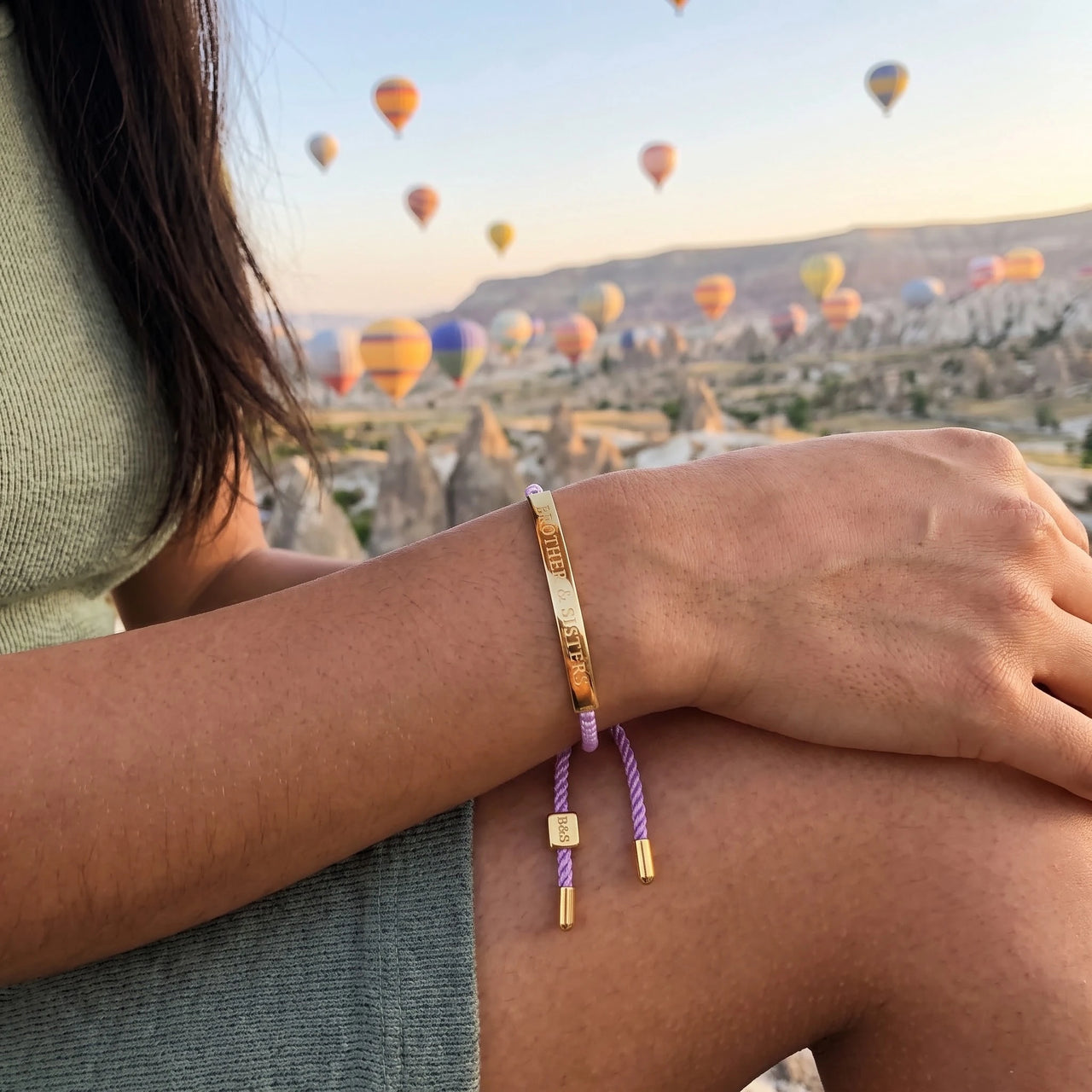 Paarse armband — gedragen op reis, goud | SKU: lemauve-g