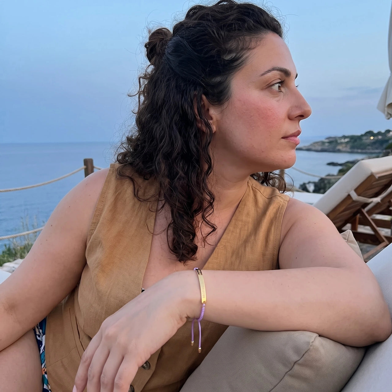 Lila armband — gedragen op een ontspannen dag, goud | SKU: lemauve-g