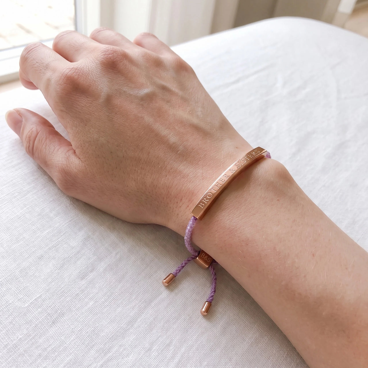 Paarse armband — gedragen, echte grootte, rosé goud | SKU: lemauve-rg