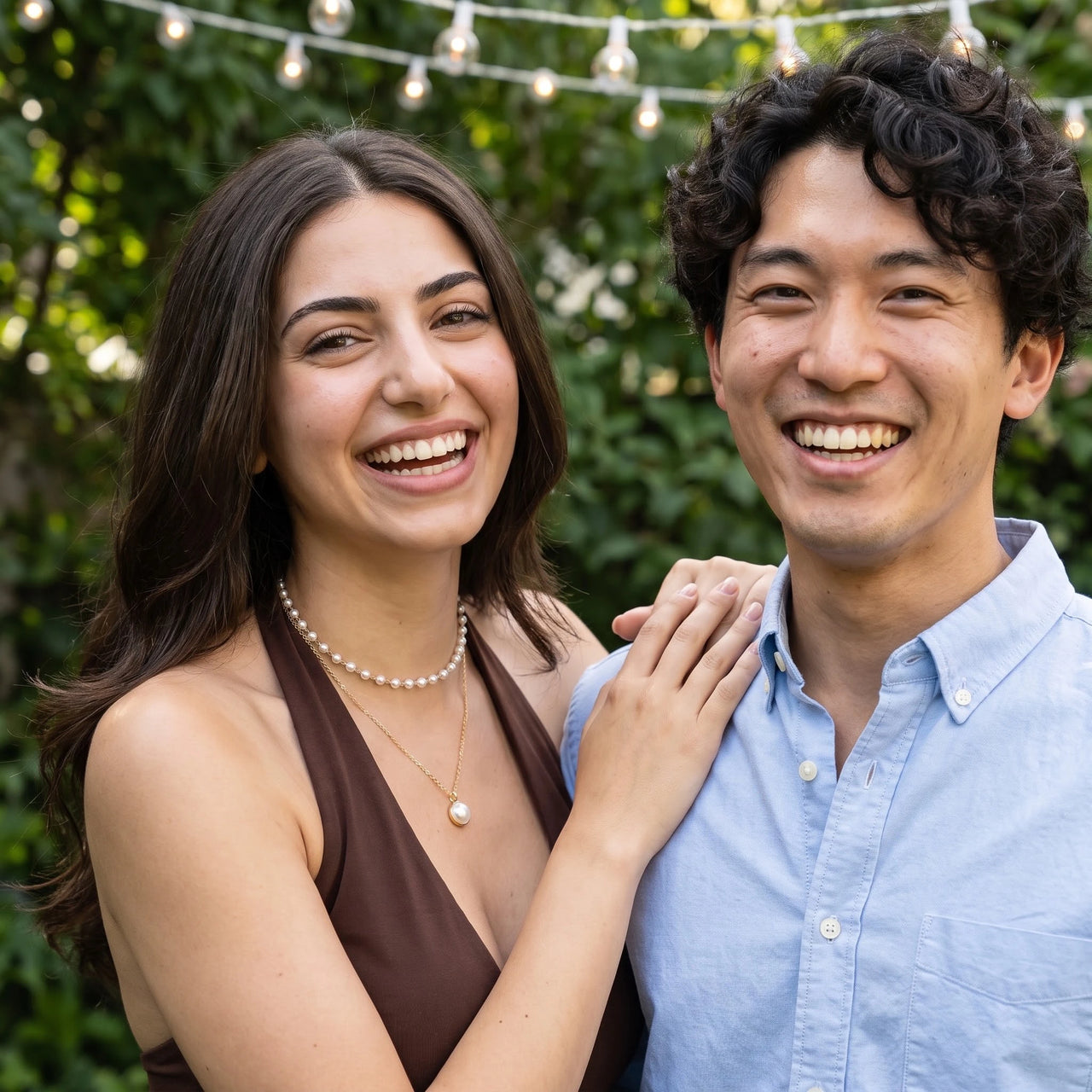 Parelketting — gedragen door een stel, goud | SKU: lepure
