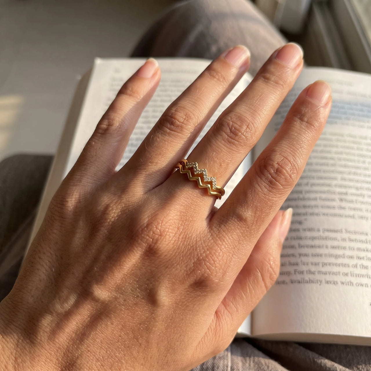 Ring zirkonia — gedragen, echte grootte, goud | SKU: lezigzag