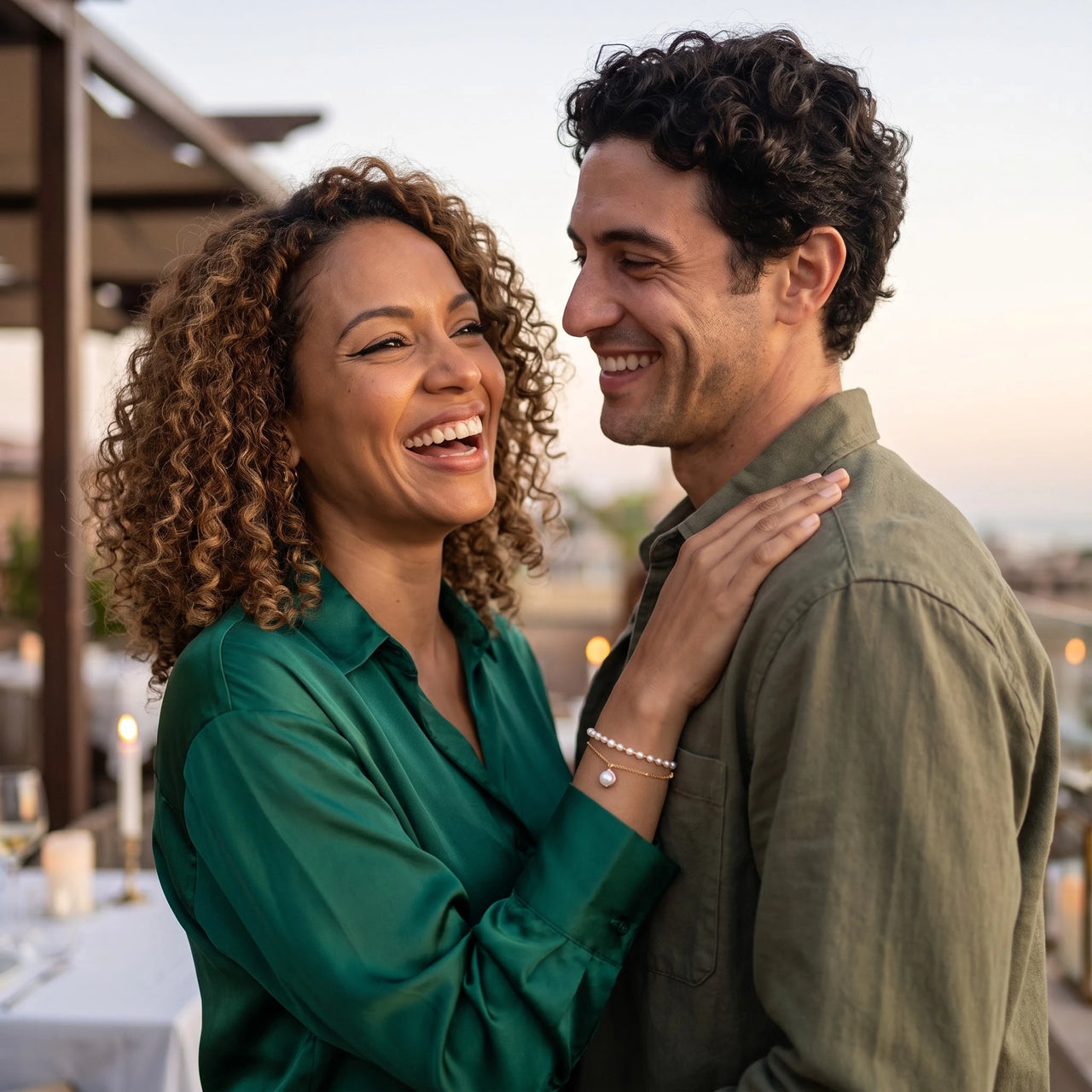Armband parels — gedragen door een stel, goud | SKU: l-epure
