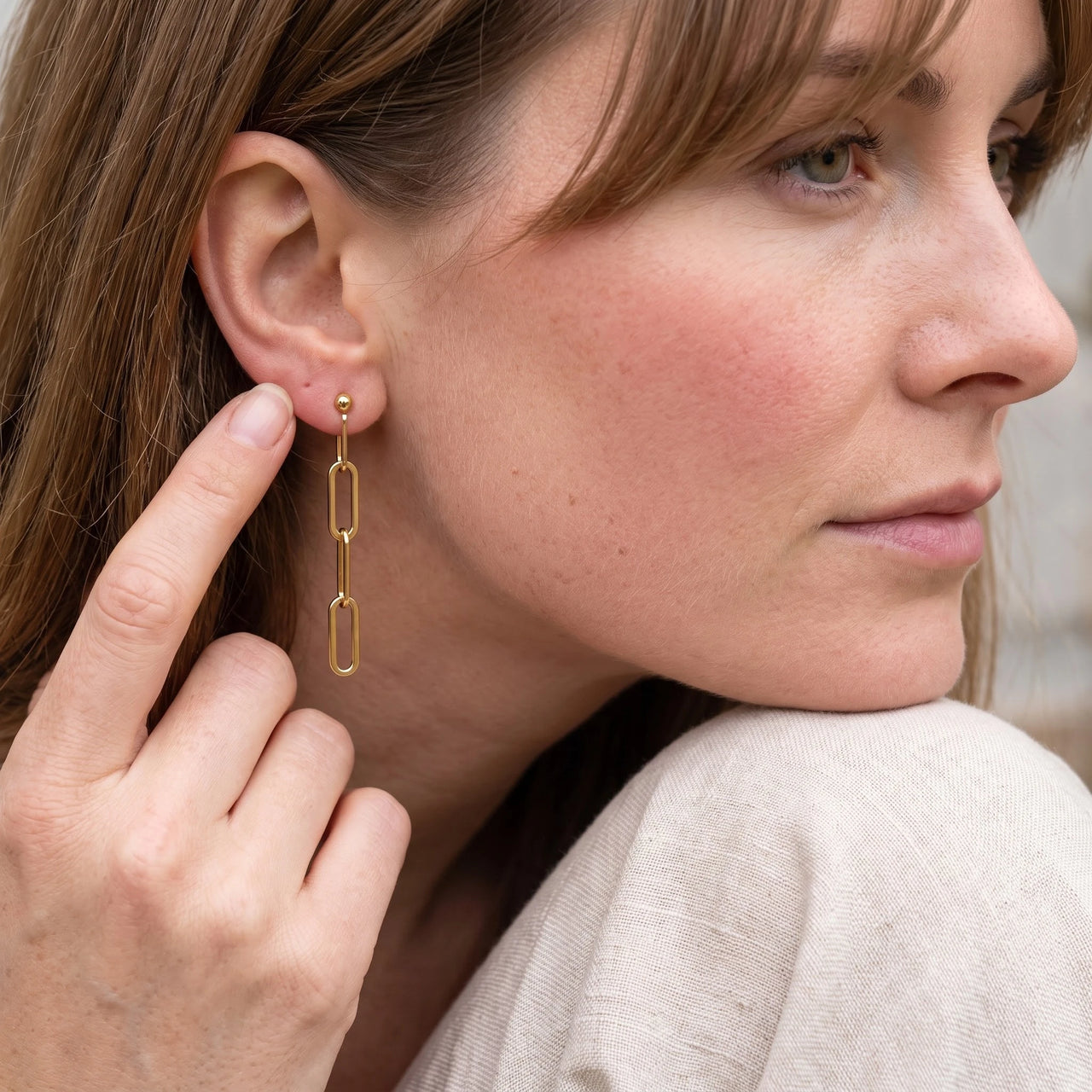 Lange oorbellen — gedragen, echte grootte, goud | SKU: lespendantes