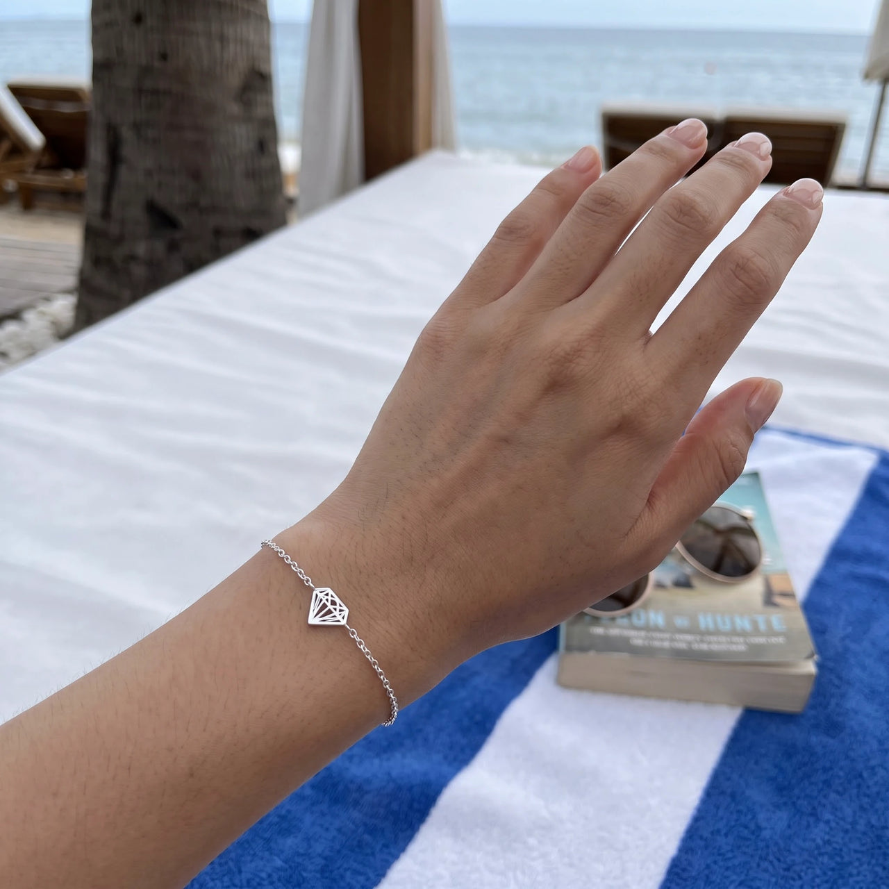 Minimalistische armband — gedragen, echte grootte, zilver | SKU: 11662607-white-gold