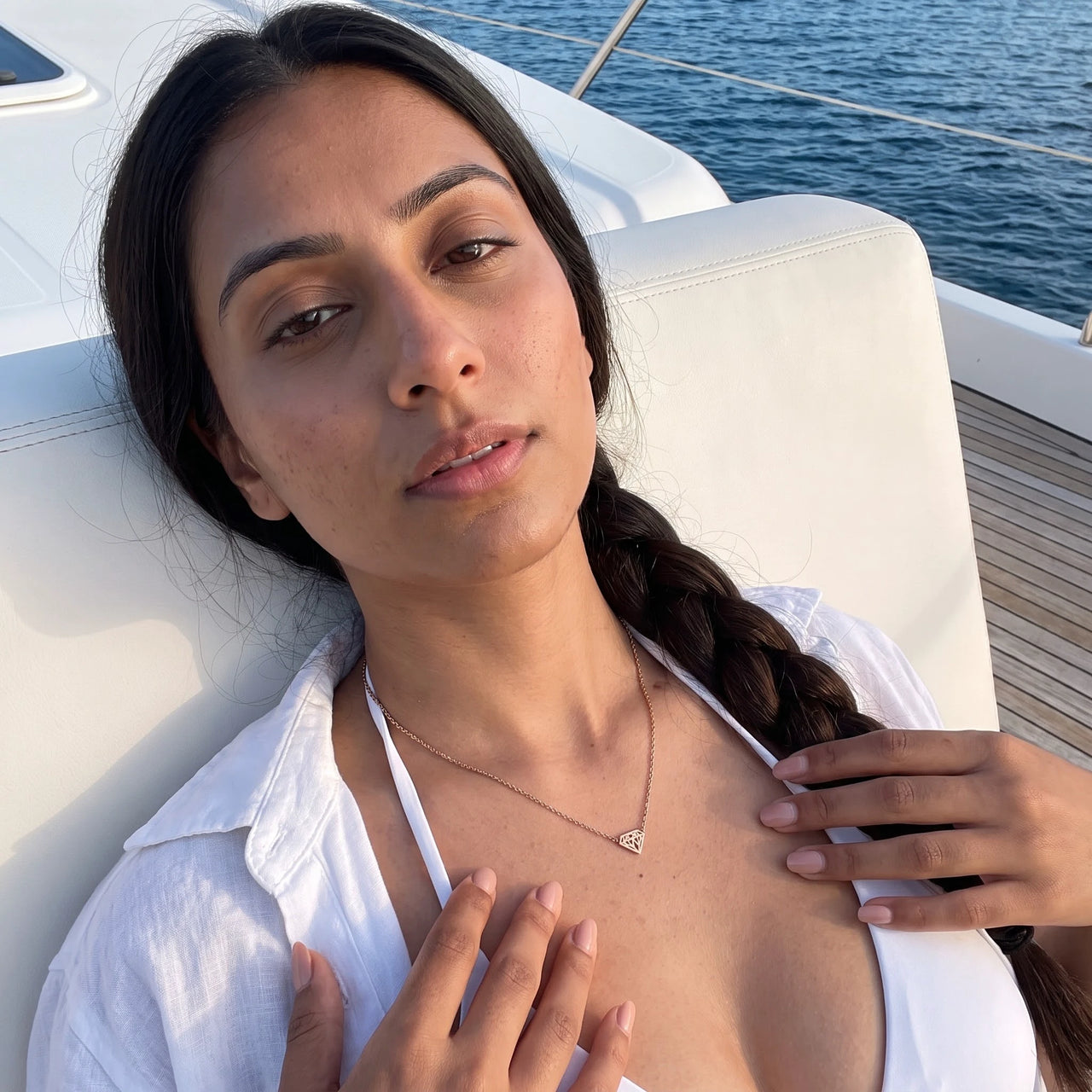 Geometrische ketting — gedragen, rosé goud | SKU: 12791388-rose-gold