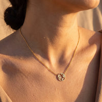 Thumbnail for Wereldbol ketting — close-up van de details, goud | SKU: 22173453-gold
