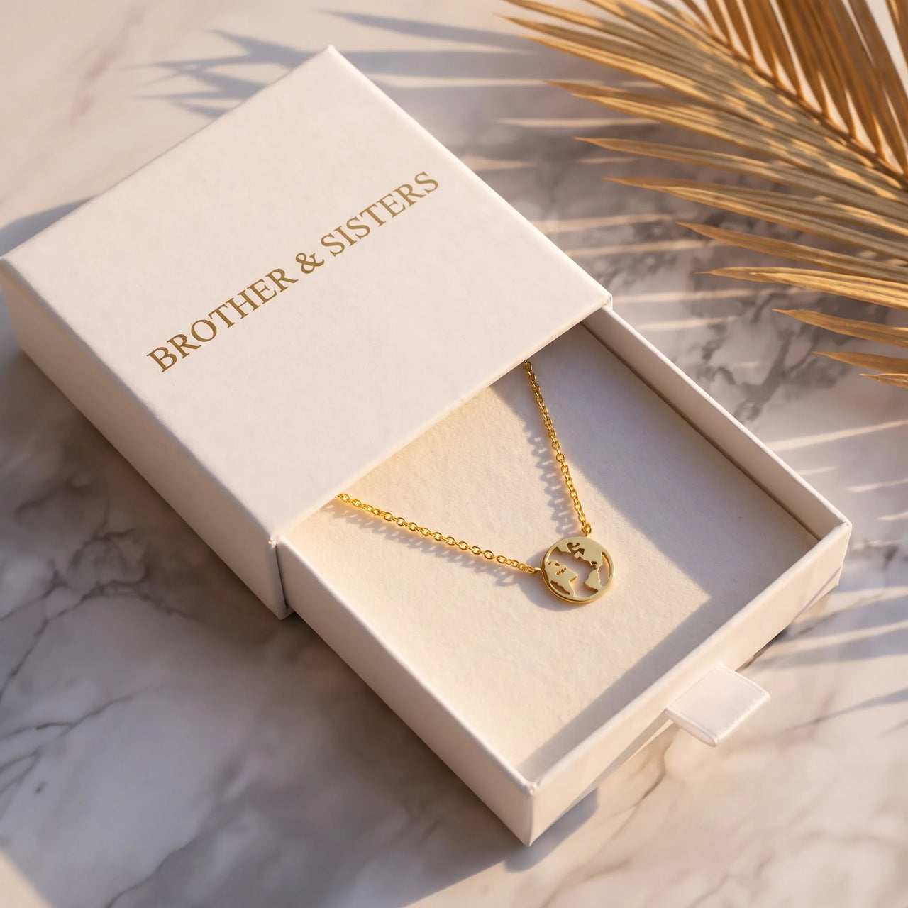 Wereldkaart ketting — in de cadeaudoos, goud | SKU: 22173453-gold