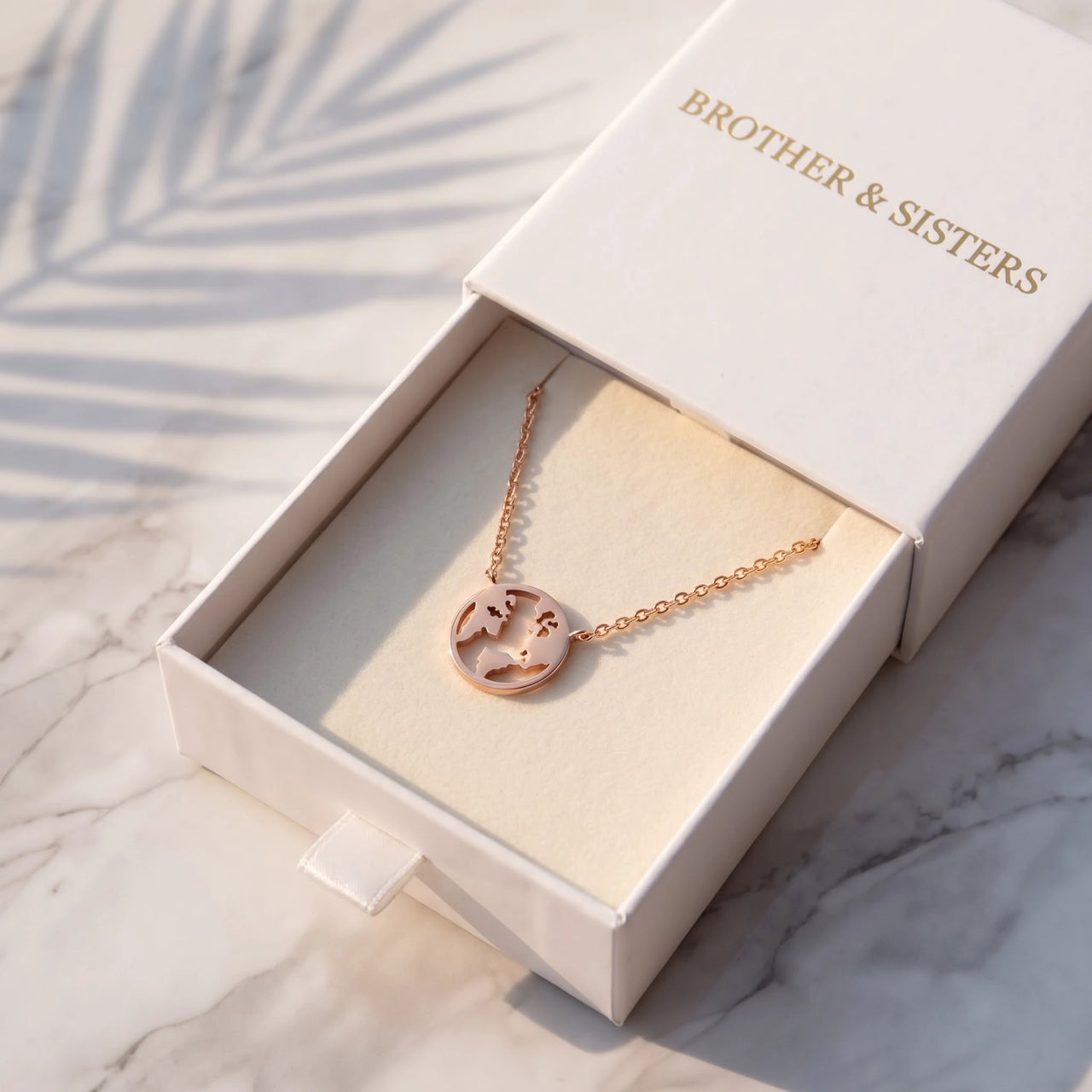 Wereldbol ketting — in de cadeaudoos, rosé goud | SKU: 22173453-rose-gold