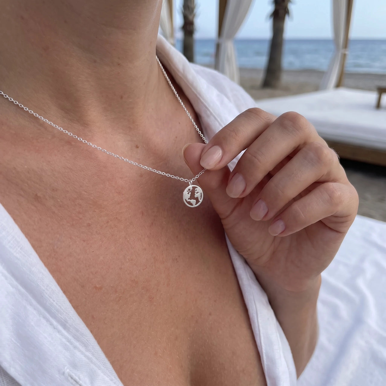 Wereldkaart ketting — gedragen, echte grootte, zilver | SKU: 22173453-white-gold
