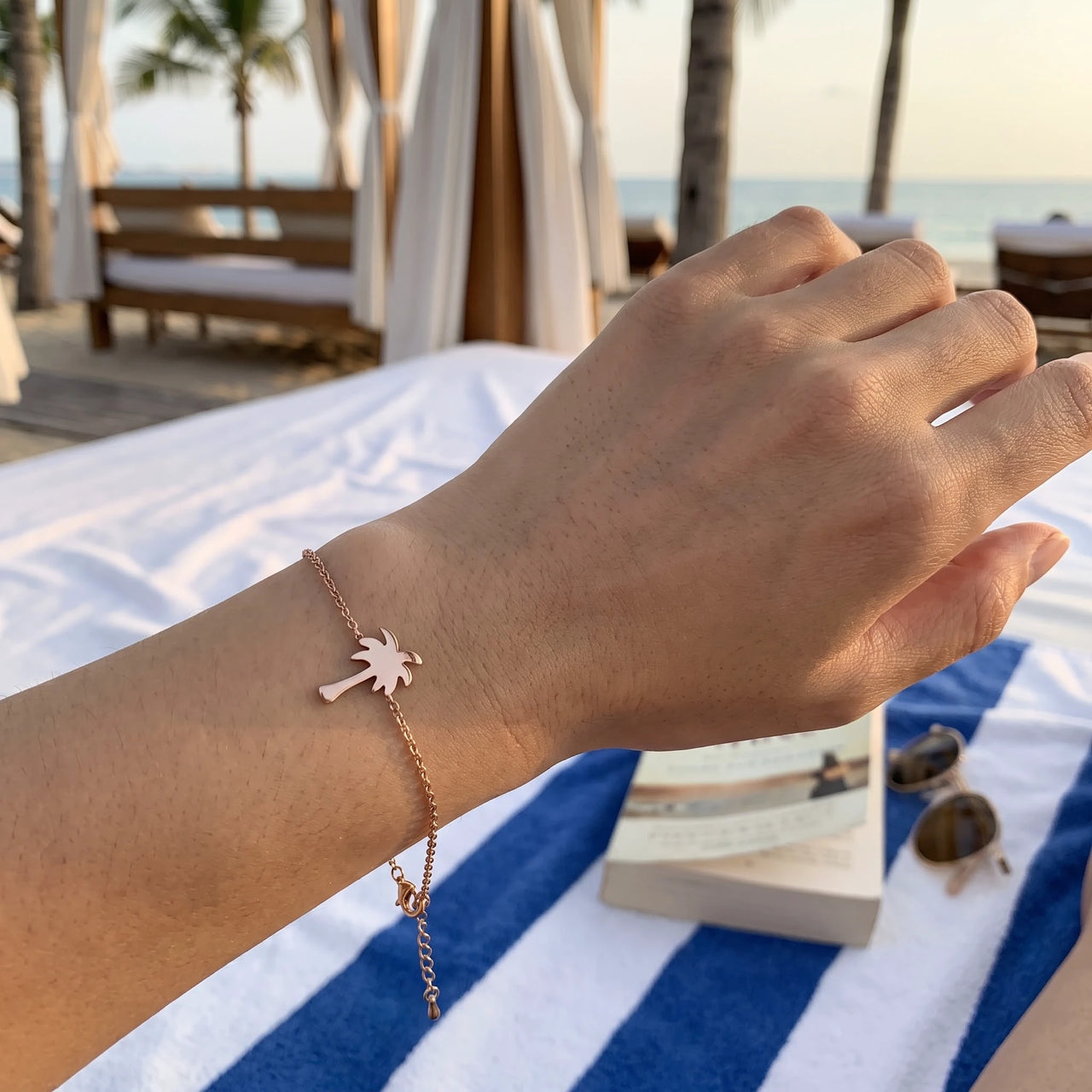 Palmboom armband — gedragen, echte grootte, rosé goud | SKU: 7819407-rose-gold-color