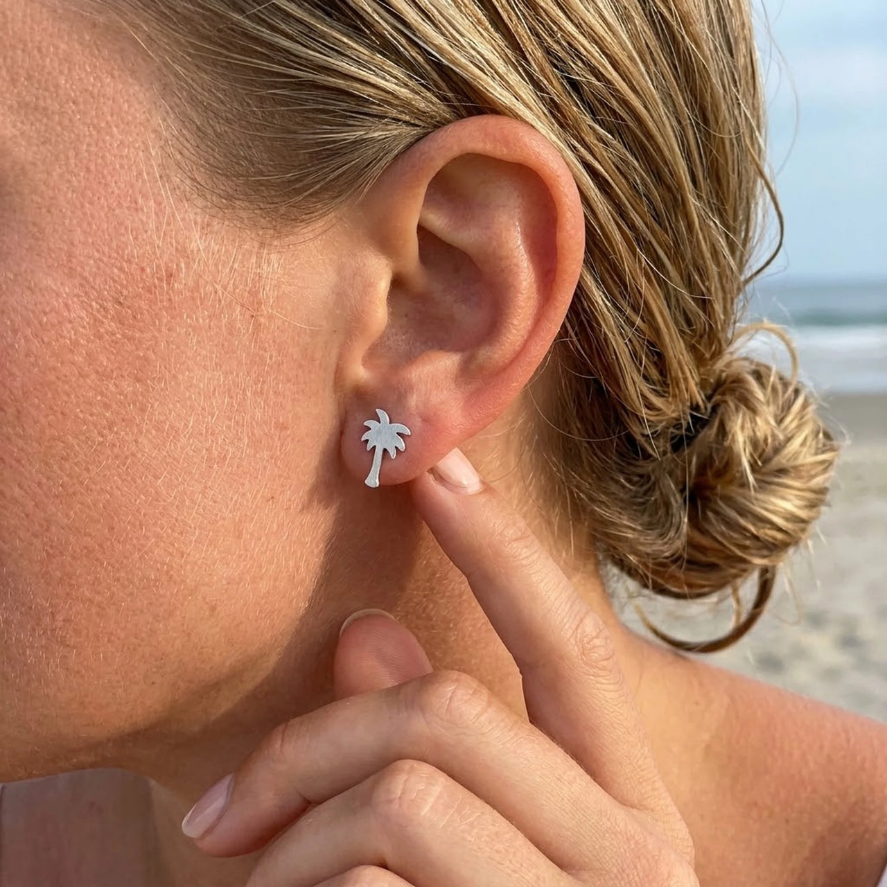 Waterproof oorbellen — gedragen, echte grootte, zilver | SKU: 10287609-silver-plated