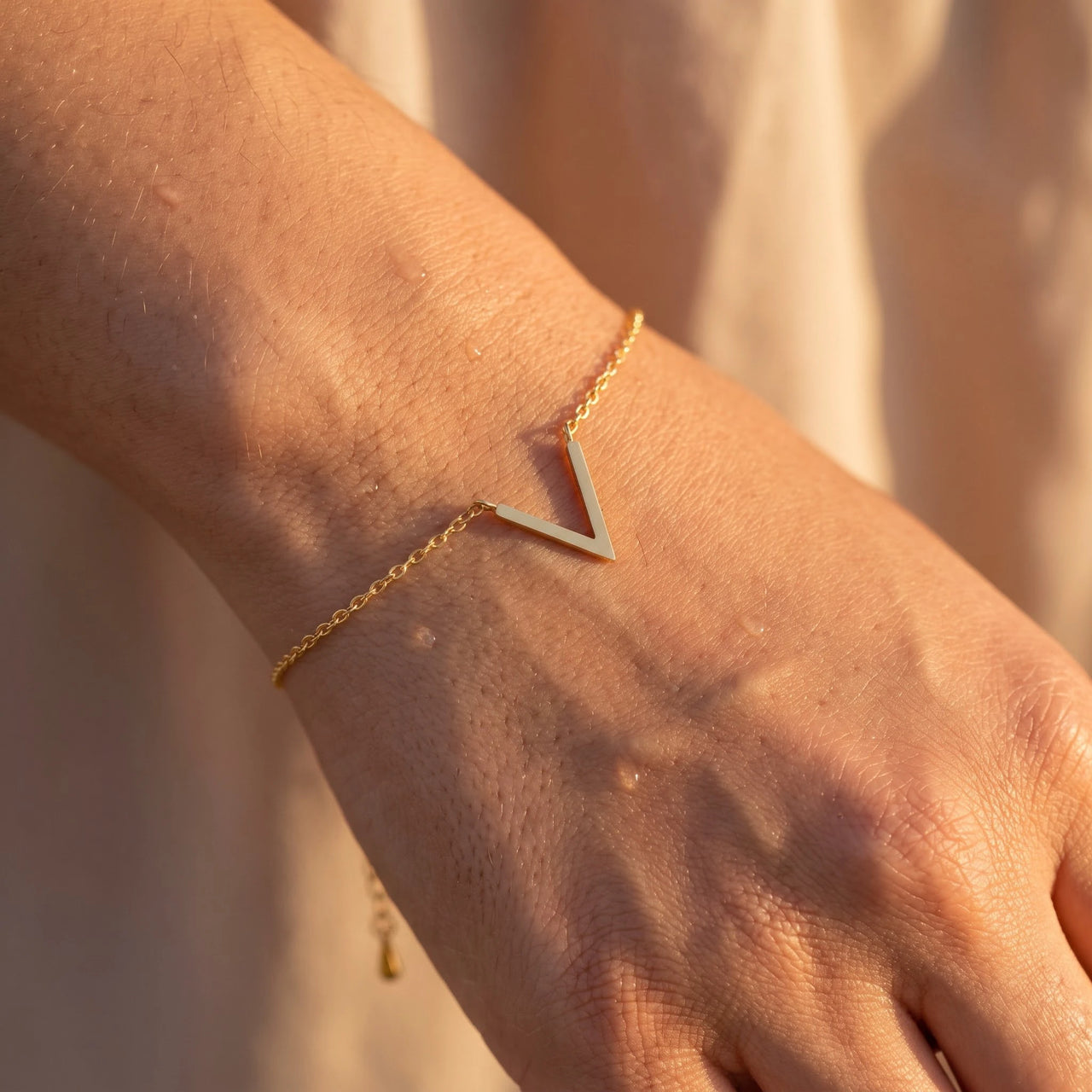 V armband — close-up van de details, goud | SKU: 9443177-gold