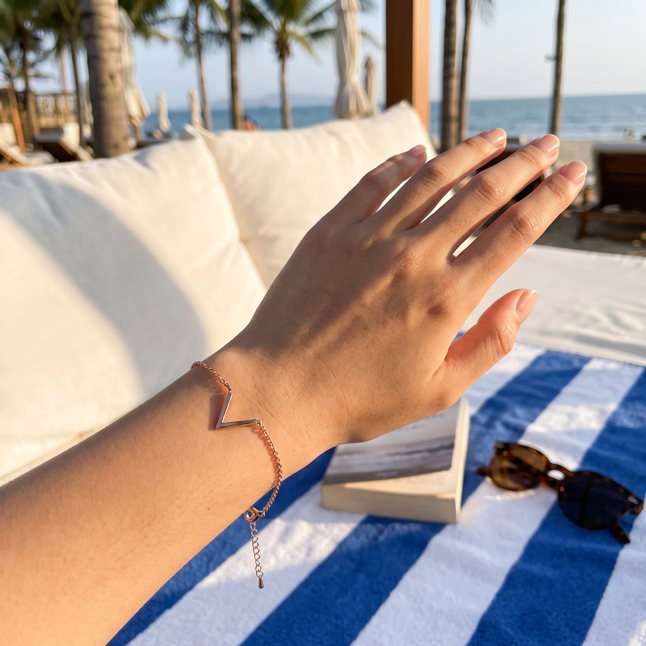Waterproof sieraden — gedragen, echte grootte, rosé goud | SKU: 9443177-rose-gold
