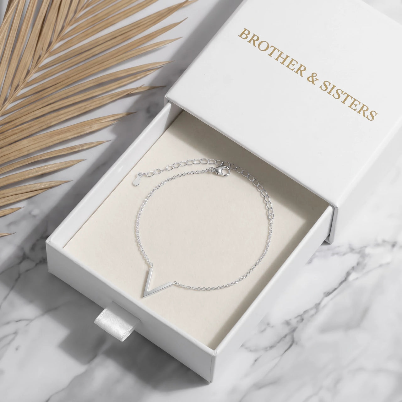 V armband — in de cadeaudoos, zilver | SKU: 9443177-white-gold