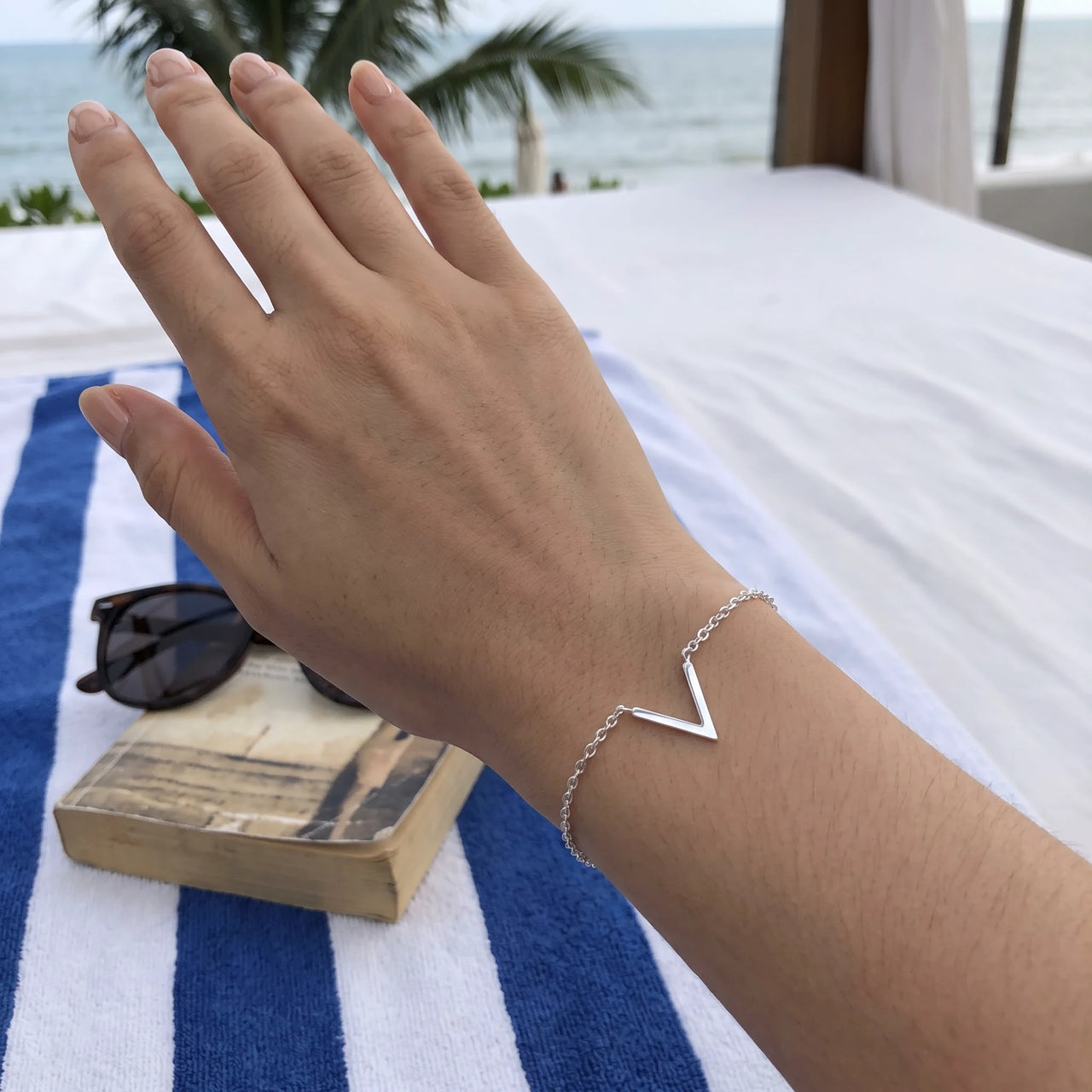 V armband — gedragen, echte grootte, zilver | SKU: 9443177-white-gold