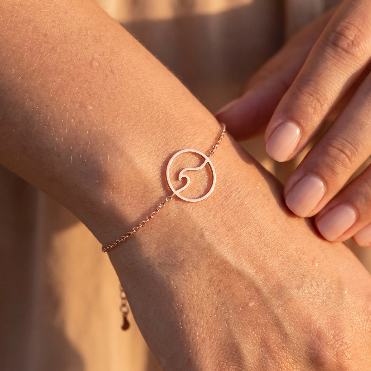 Surf armband — close-up van de details, rosé goud | SKU: 17429078-rose-gold