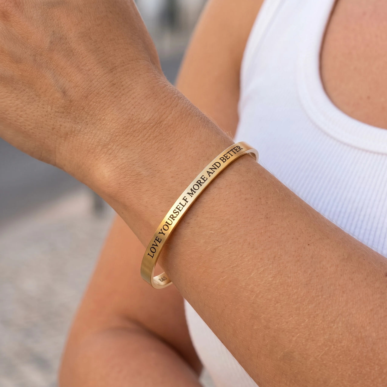 Bangle — close-up van de details, goud | SKU: lymab-g