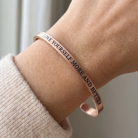 Thumbnail for Bangle — close-up van de details, rosé goud | SKU: lymab-rg