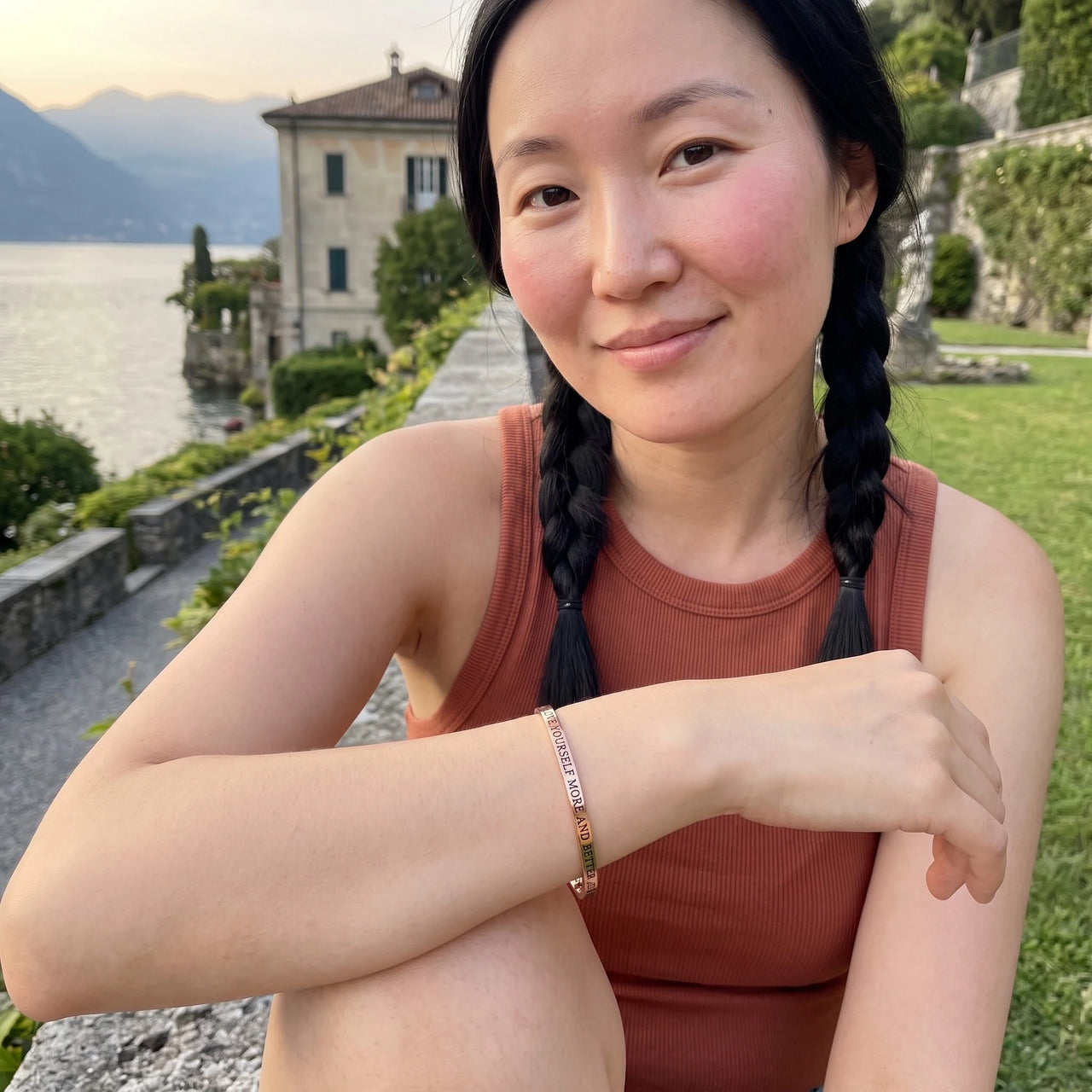 Bangle armband — gedragen op reis, rosé goud | SKU: lymab-rg
