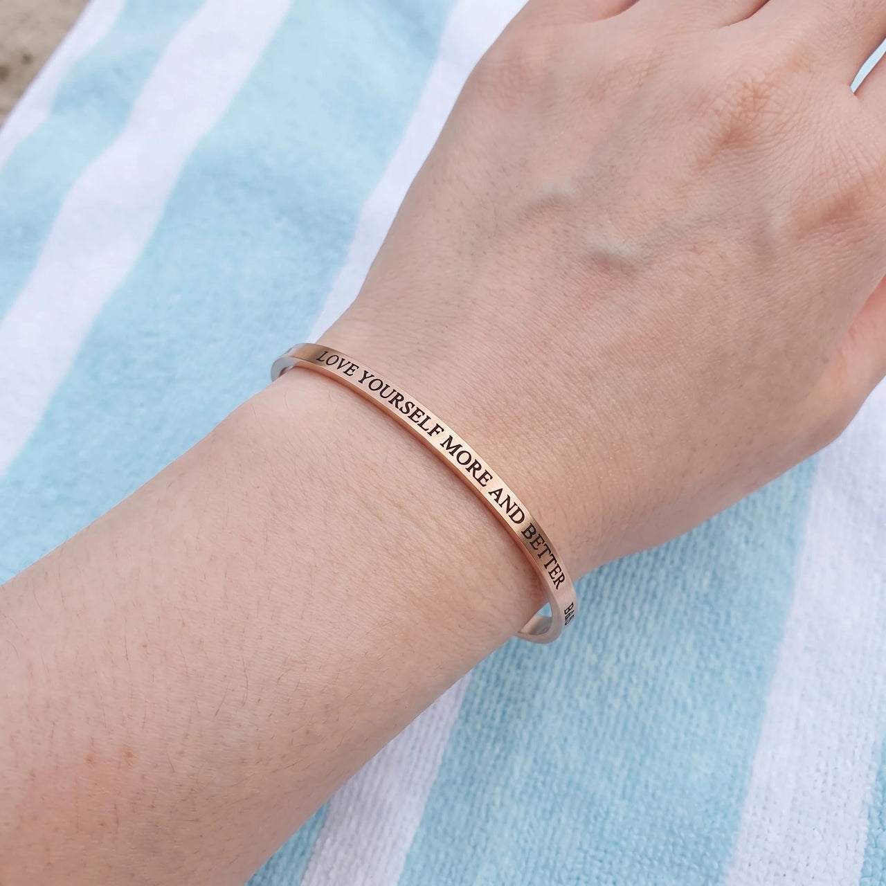 Gegraveerde armband — gedragen, echte grootte, rosé goud | SKU: lymab-rg