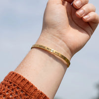 Thumbnail for Gegraveerde armband — close-up van de details, goud | SKU: lbat-g