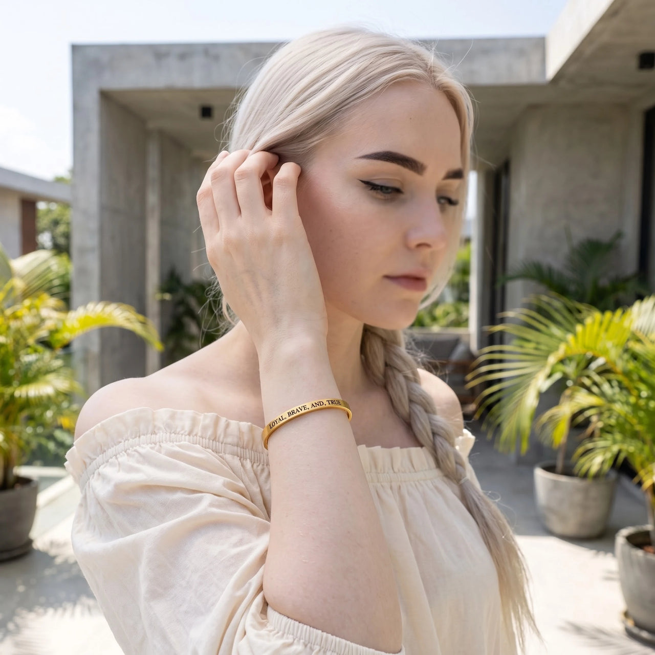 Gegraveerde armband — gedragen in het dagelijks leven, goud | SKU: lbat-g