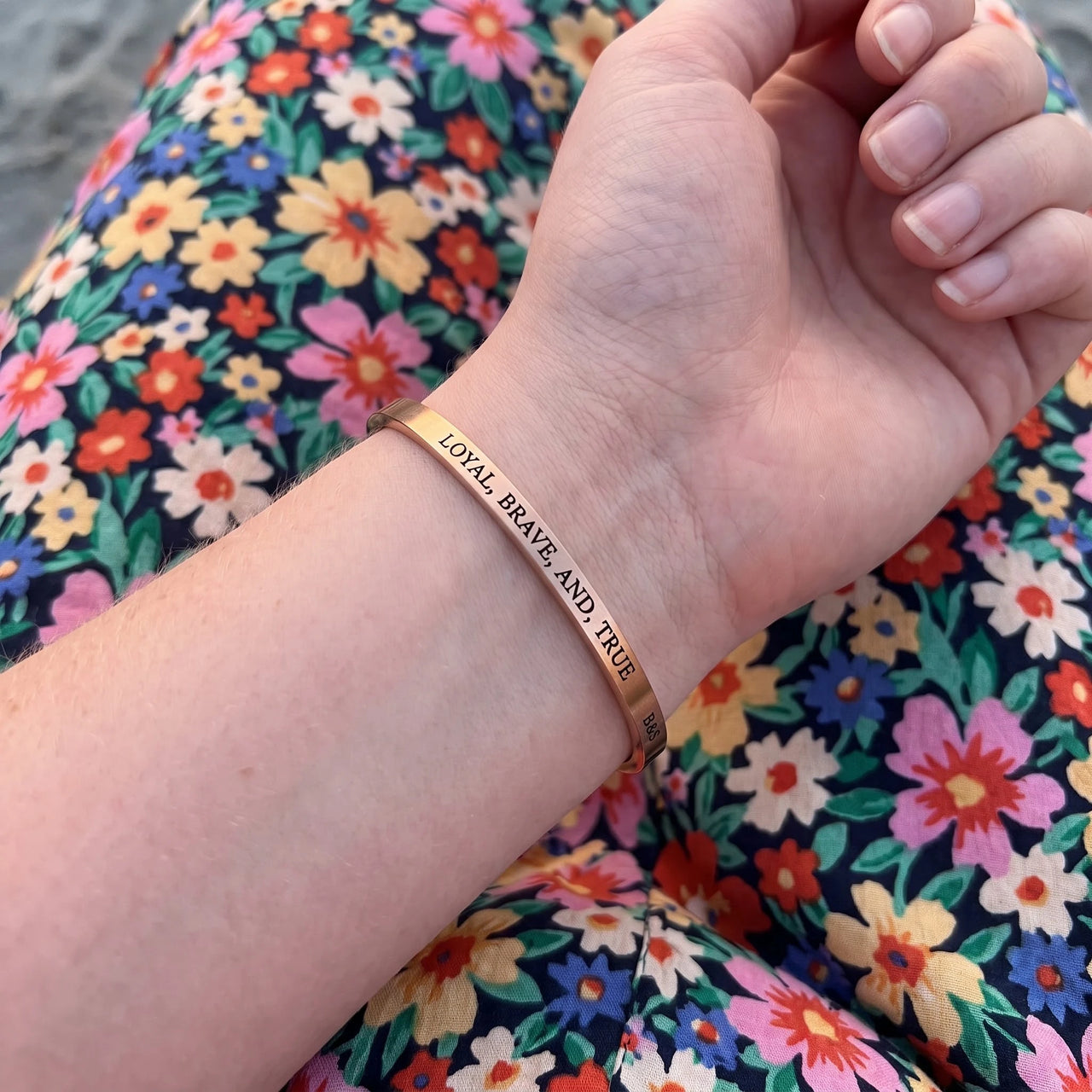 Armband met tekst — gedragen, echte grootte, rosé goud | SKU: lbat-rg