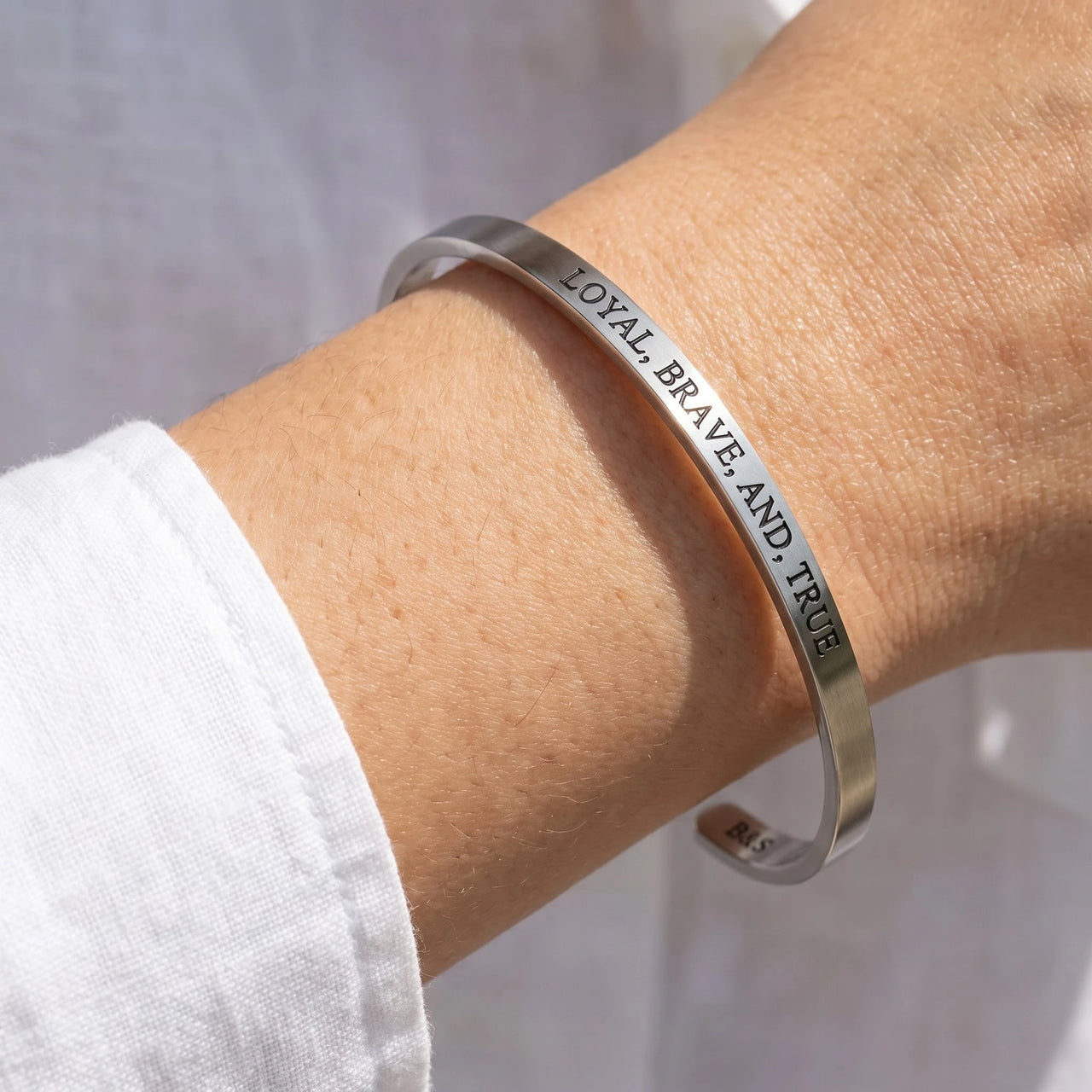 Gegraveerde armband — close-up van de details, zilver | SKU: lbat-wg