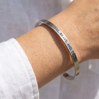 Thumbnail for Gegraveerde armband — close-up van de details, zilver | SKU: lbat-wg
