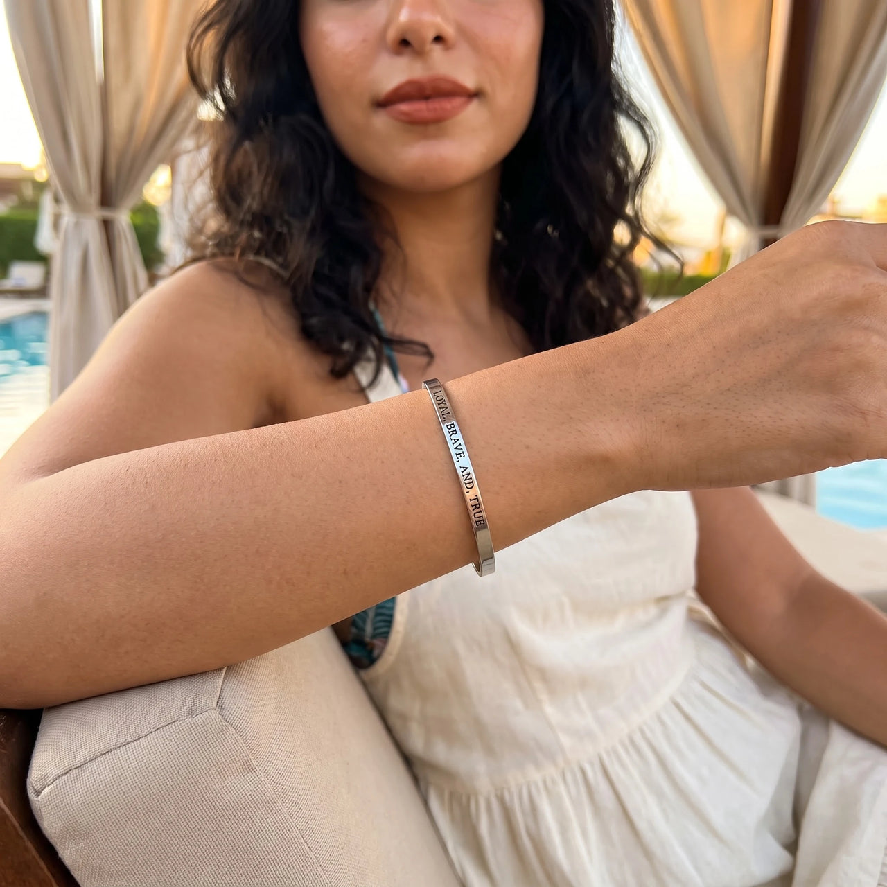 Armband met tekst — gedragen op een ontspannen dag, zilver | SKU: lbat-wg