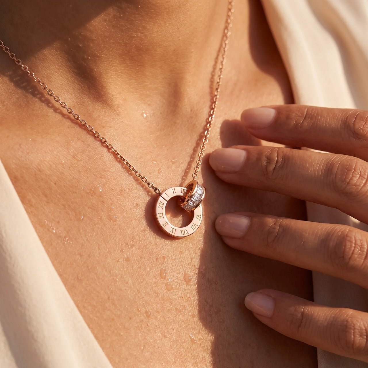 Ketting cirkel — close-up van de details, rosé goud | SKU: 25535378-rose-gold