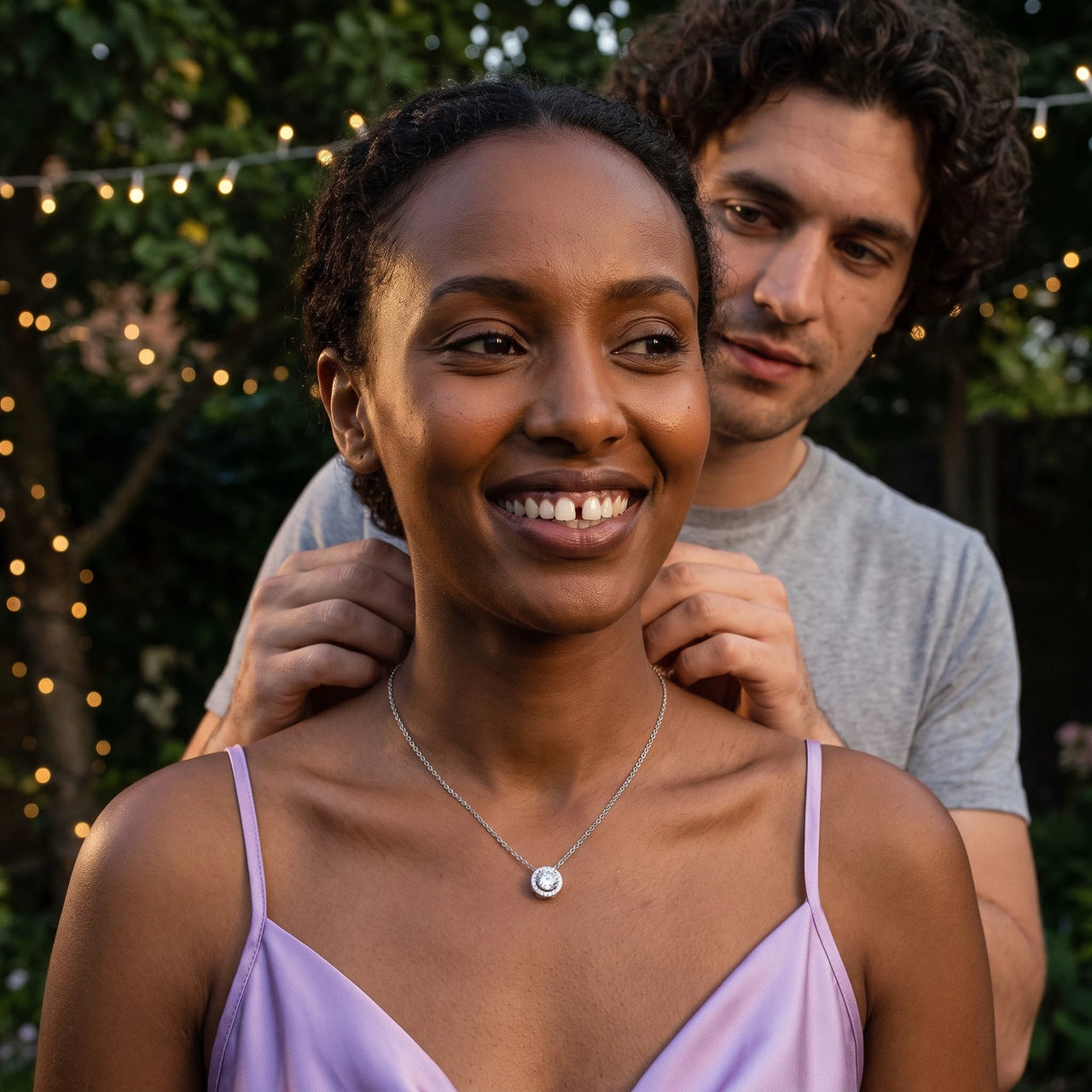 Ketting met hanger — gedragen door een stel, zilver | SKU: 33136351
