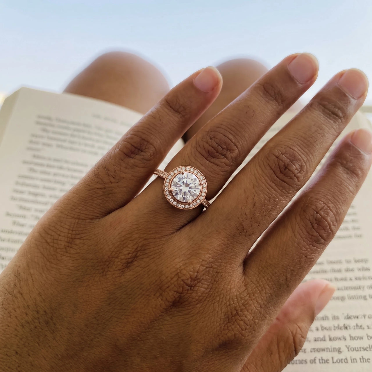 Ring met steen — gedragen, echte grootte, rosé goud | SKU: 101791-4.5-rose-gold