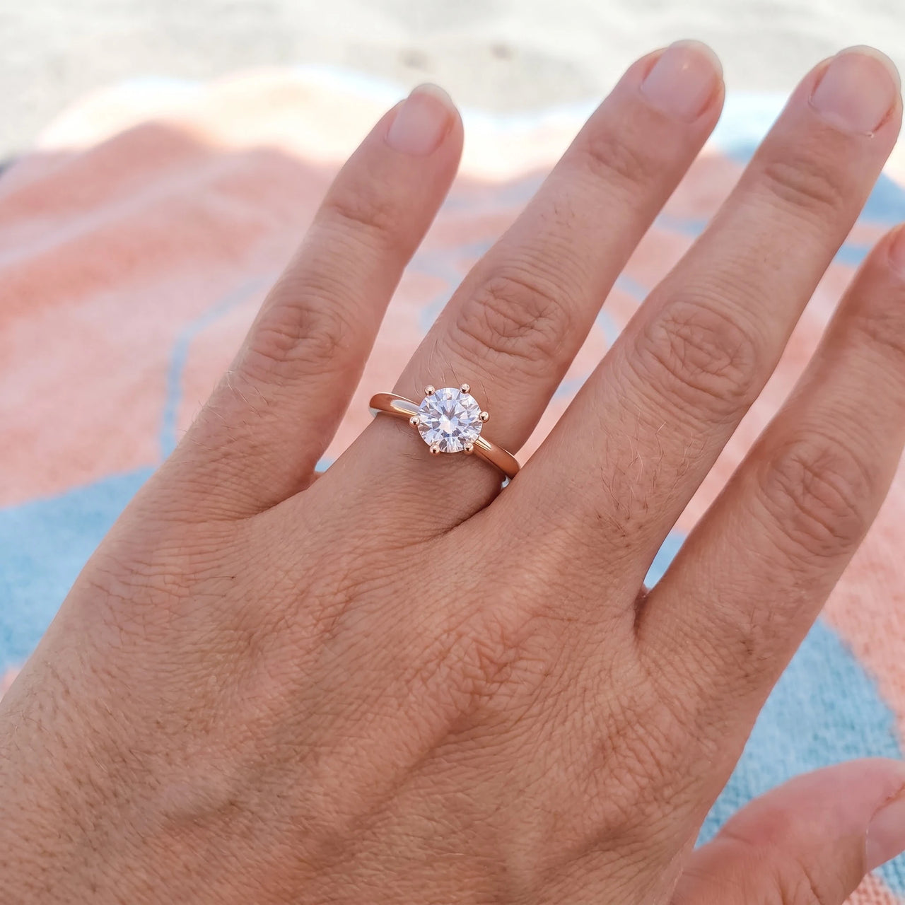 Ring met steen — gedragen, echte grootte, rosé goud | SKU: 33759698-4.5-rose-gold