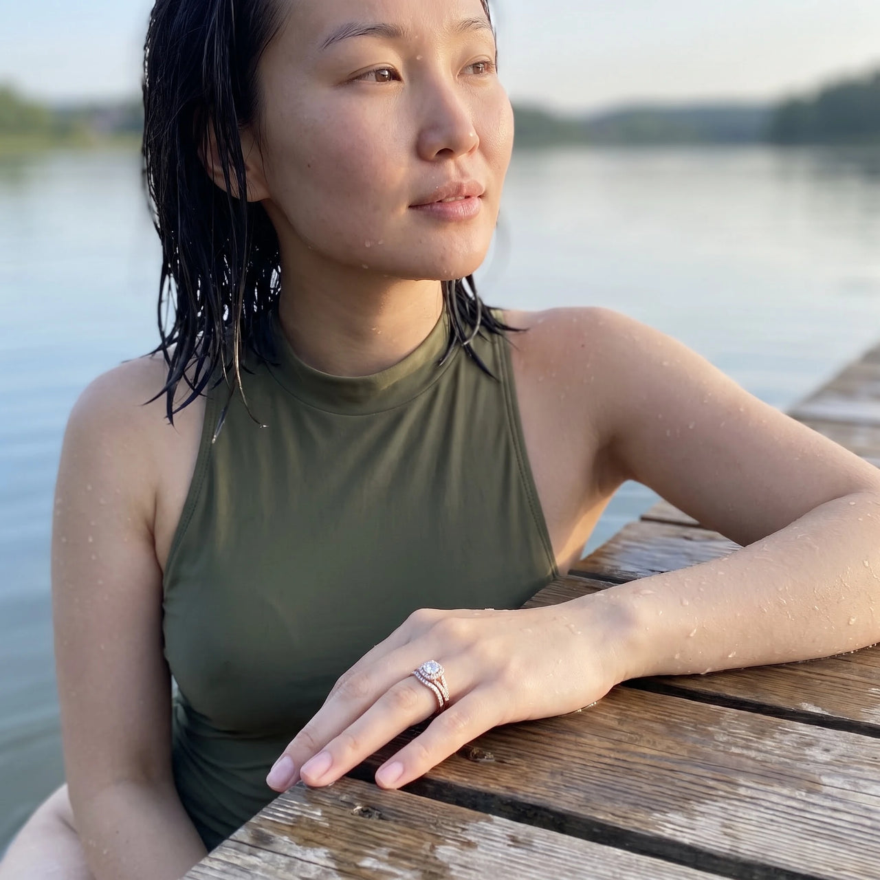 Verlovingsring — gedragen aan het water, rosé goud | SKU: 497080-4.5-rose-gold