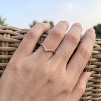 Thumbnail for Chevron ring — gedragen, echte grootte, rosé goud | SKU: 10645547-4.5-rose-gold