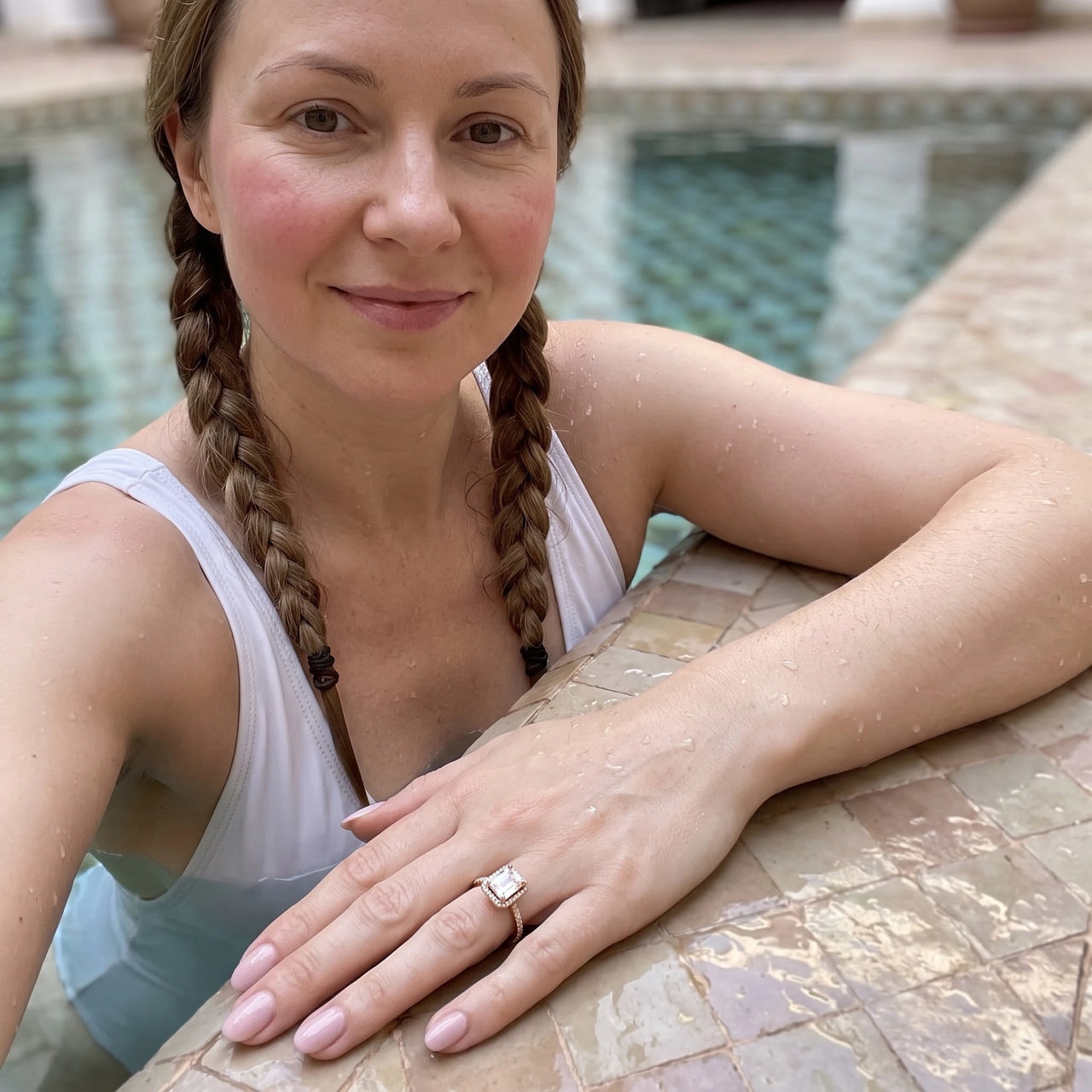 Halo ring — gedragen aan het water, rosé goud | SKU: 1969566-4-5-rose-gold