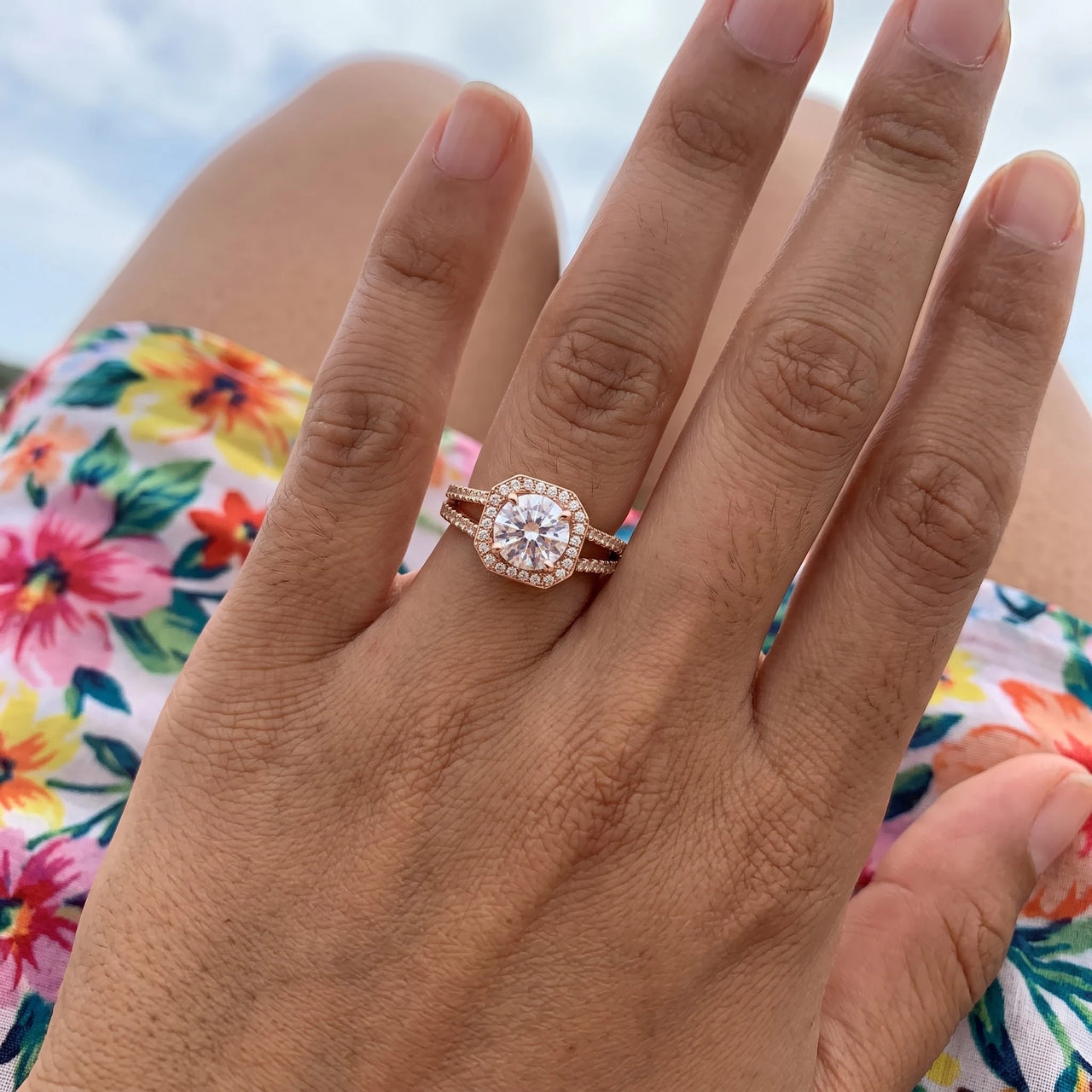 Ring met steen — gedragen, echte grootte, rosé goud | SKU: 346060-4.5-rose-gold
