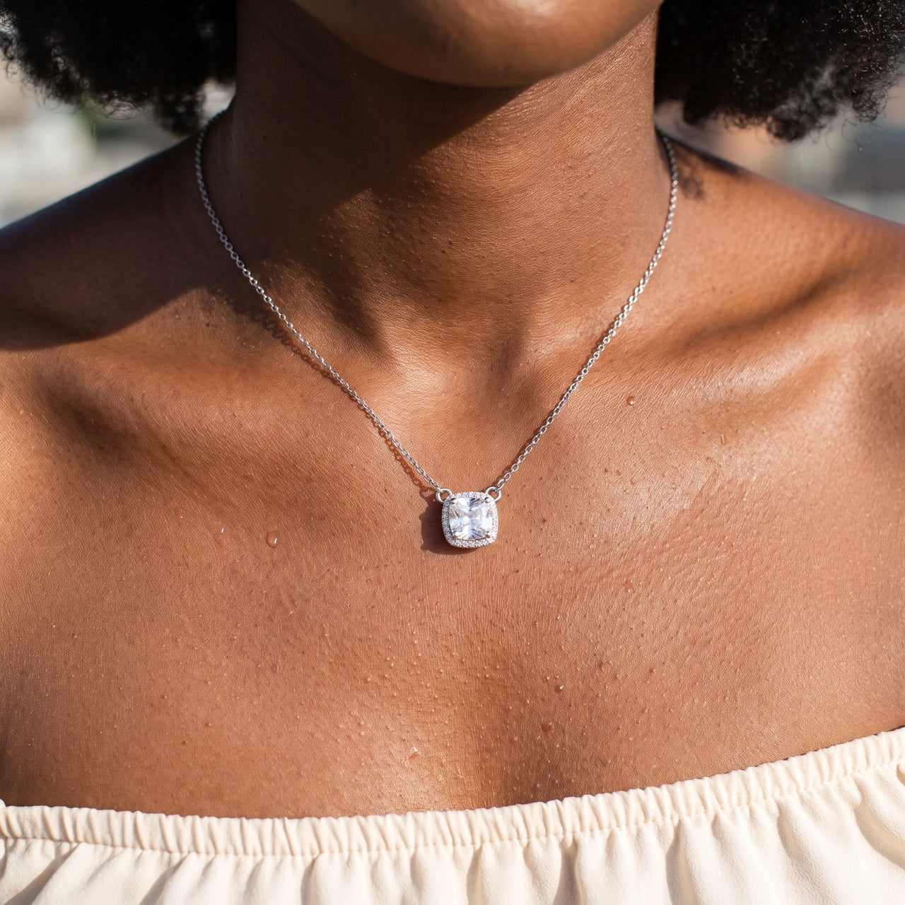 Close-up of the silver necklace worn on the skin | SKU: 505721