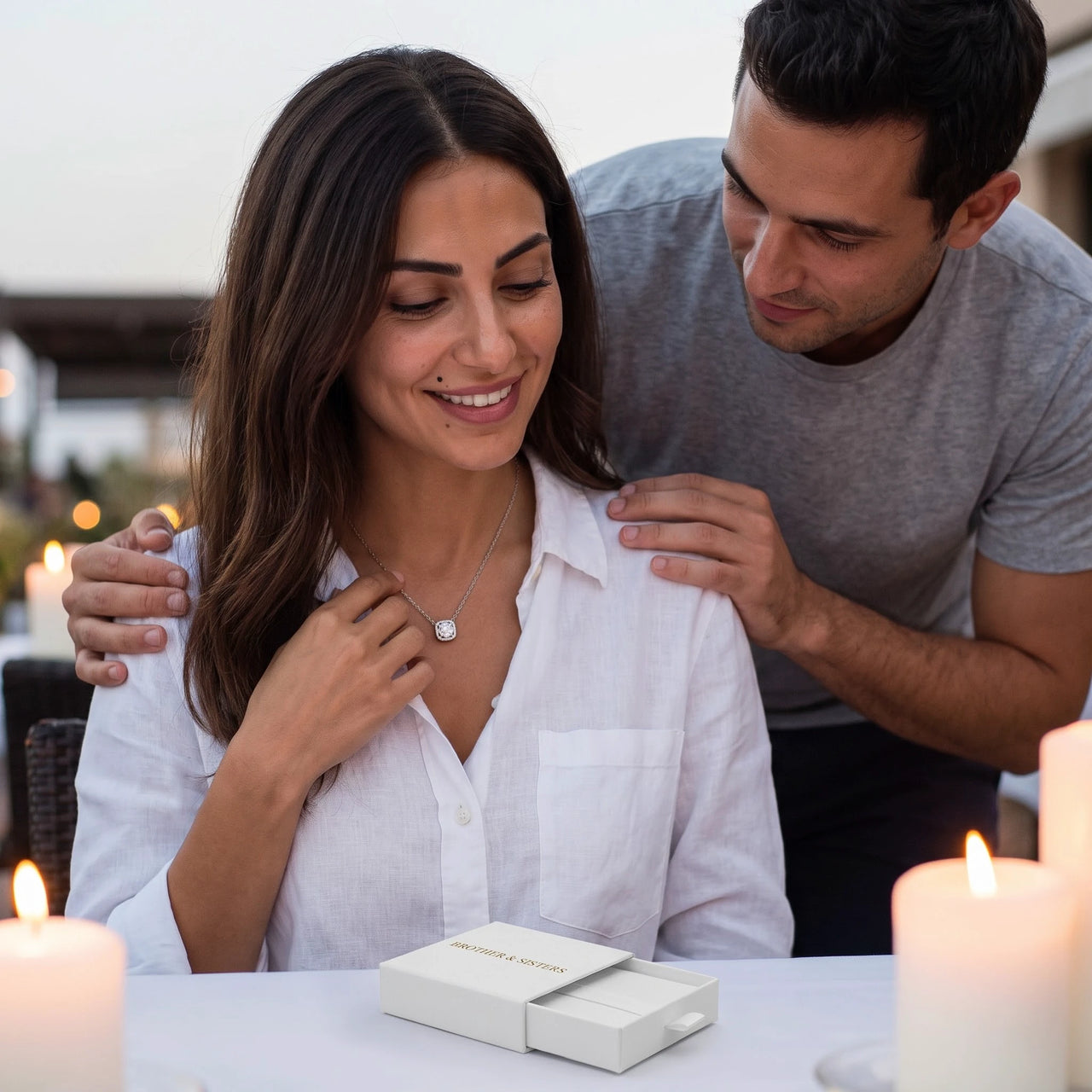 Vierkante ketting — gedragen door een stel, zilver | SKU: 505721
