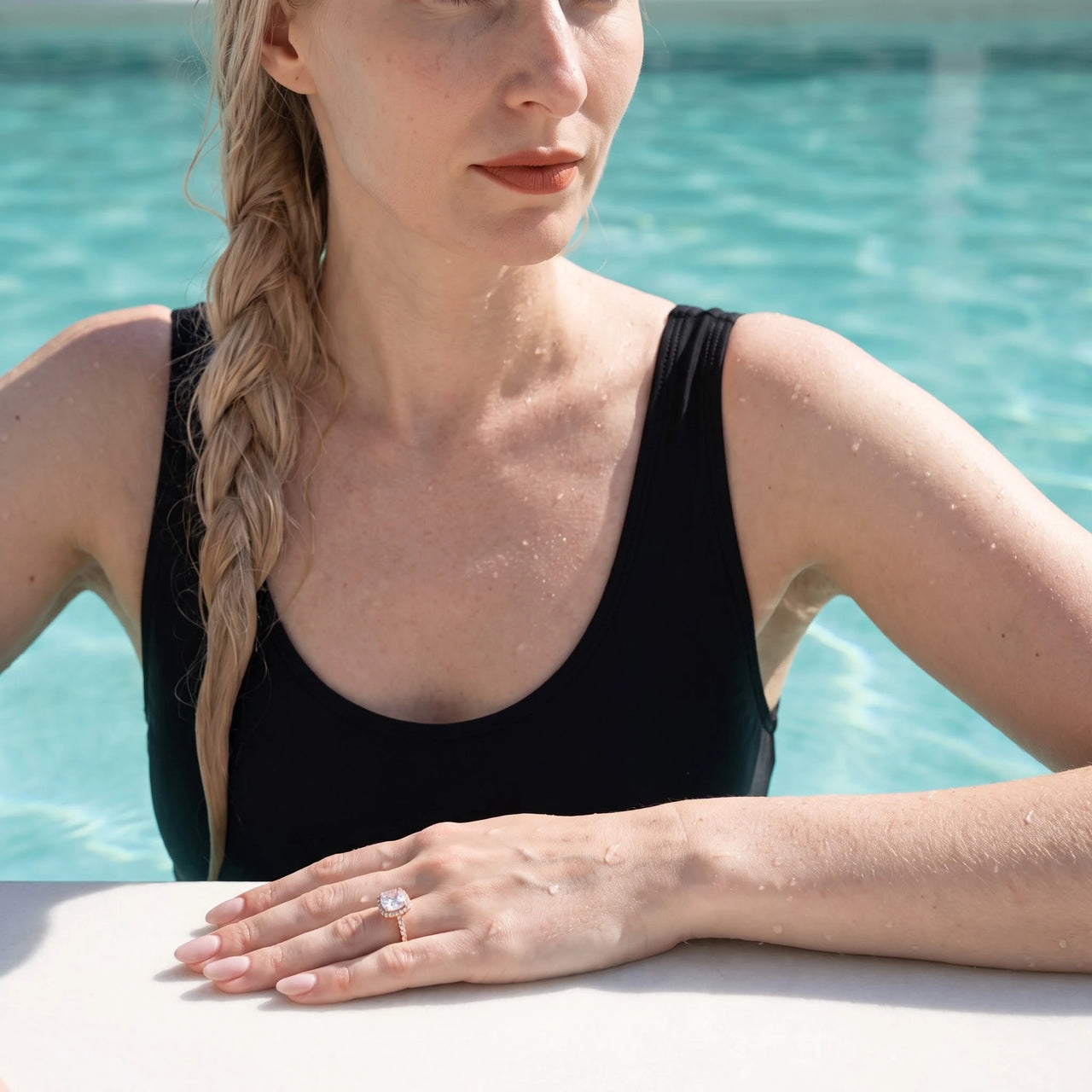 Verlovingsring — gedragen aan het water, rosé goud | SKU: 497131-4.5-rose-gold