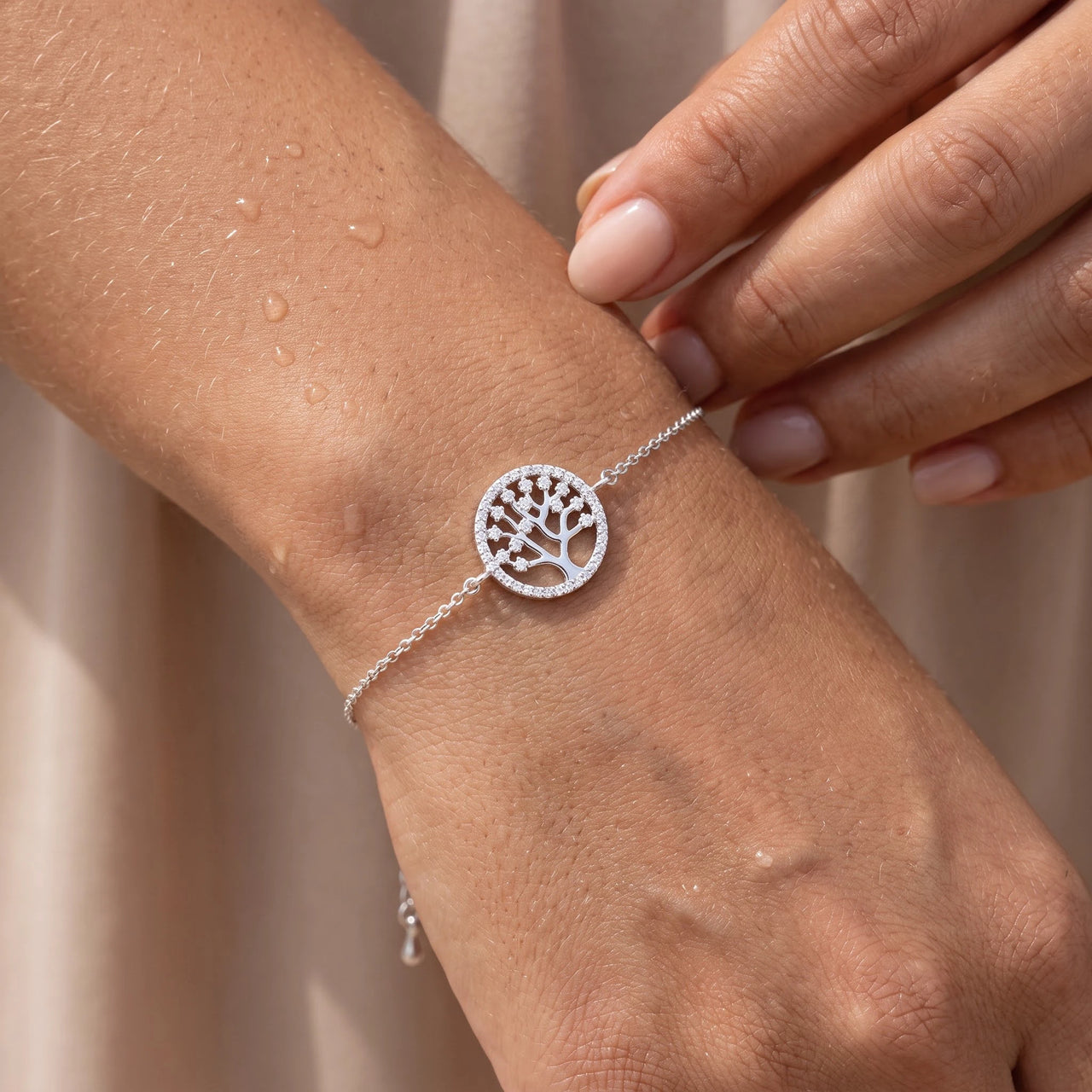 Levensboom armband — close-up van de details, zilver | SKU: 18963309-white-gold