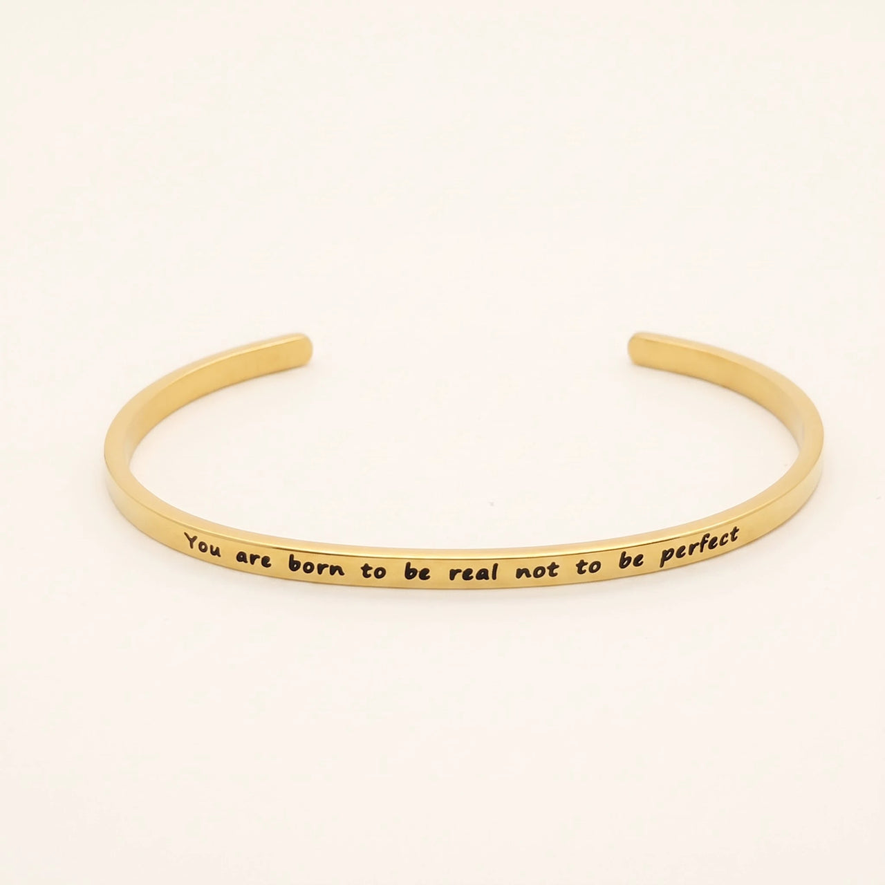 Armband met tekst — productfoto op witte achtergrond, goud | SKU: 9864184-gold