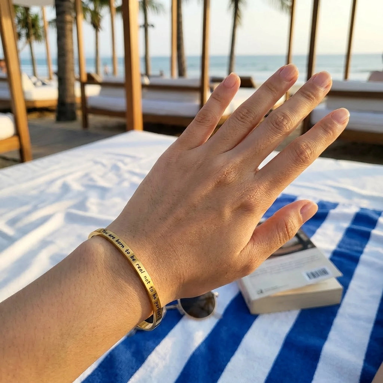 Armband met tekst — gedragen, echte grootte, goud | SKU: 9864184-gold