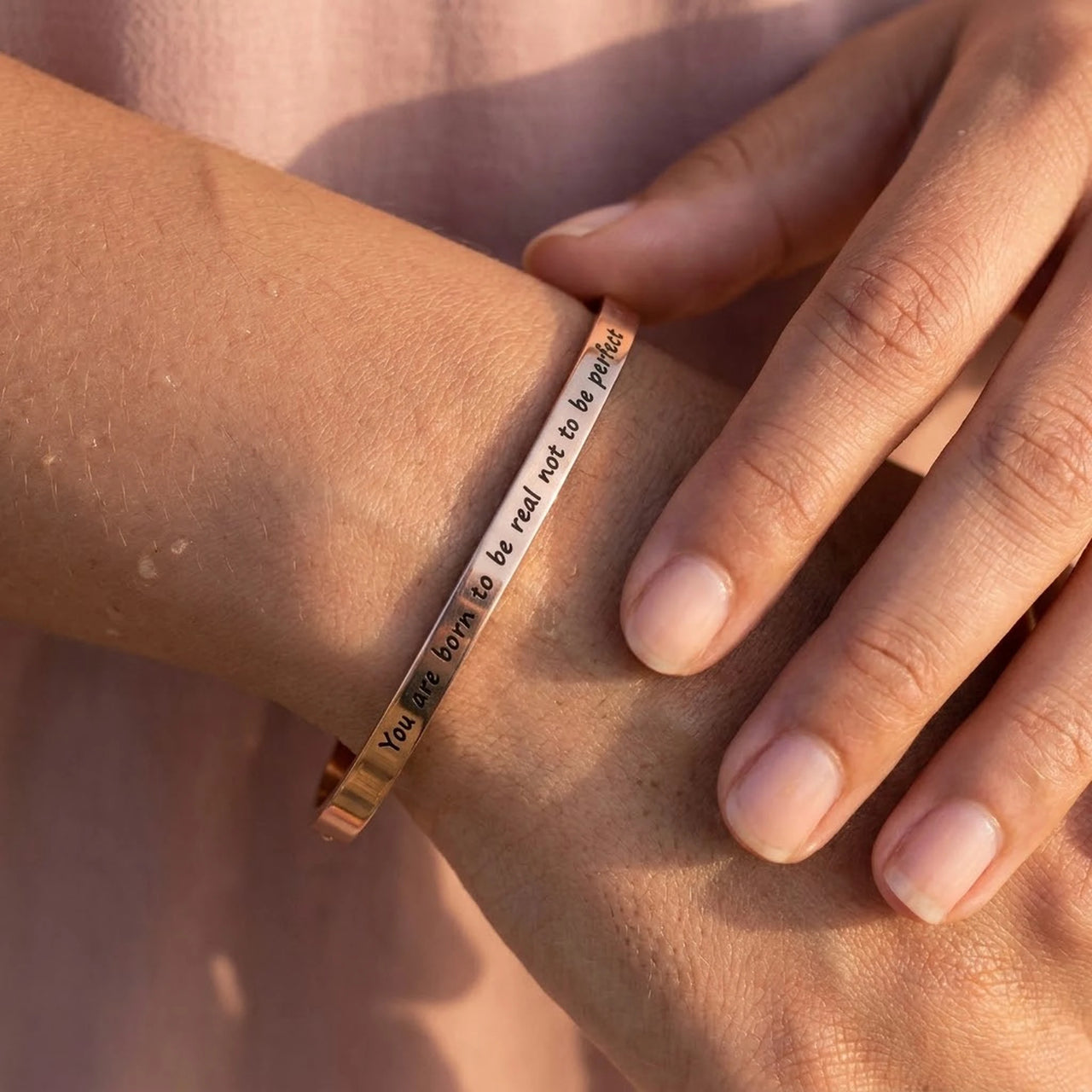 Gegraveerde armband — close-up van de details, rosé goud | SKU: 9864184-rose