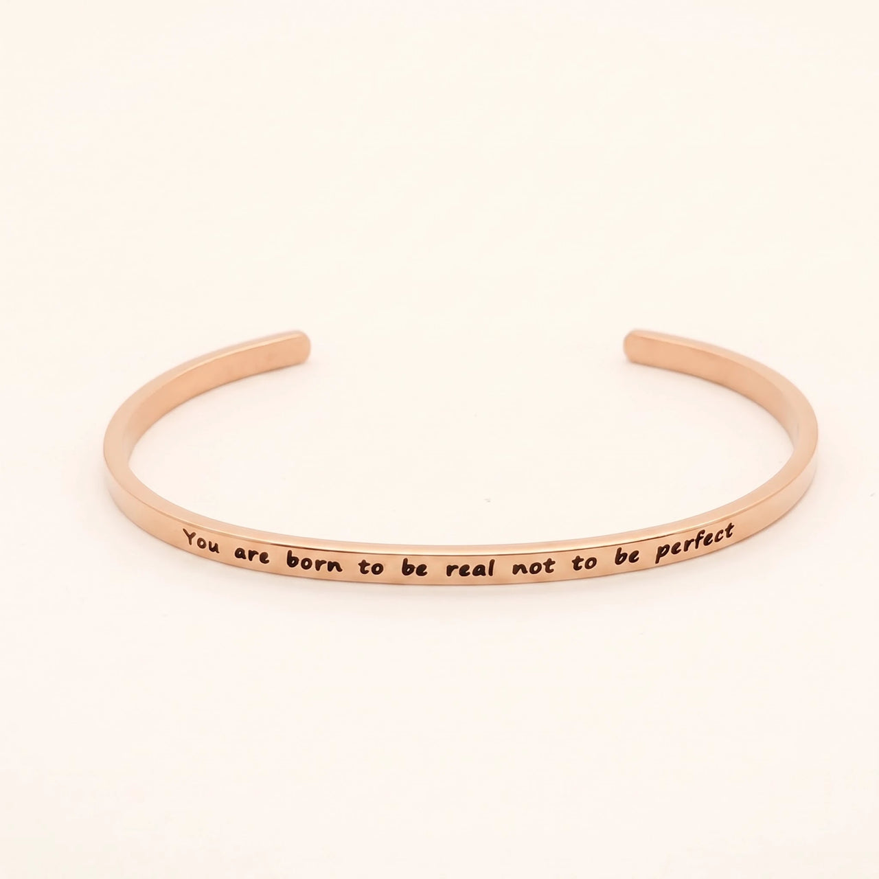 Armband met tekst — productfoto op witte achtergrond, rosé goud | SKU: 9864184-rose