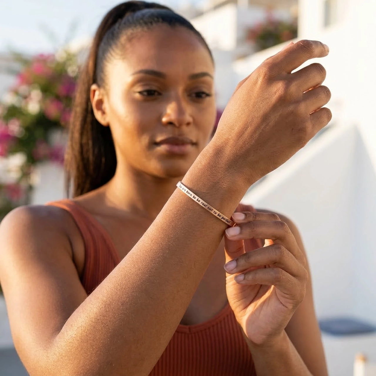 Armband met tekst — gedragen in het dagelijks leven, rosé goud | SKU: 9864184-rose
