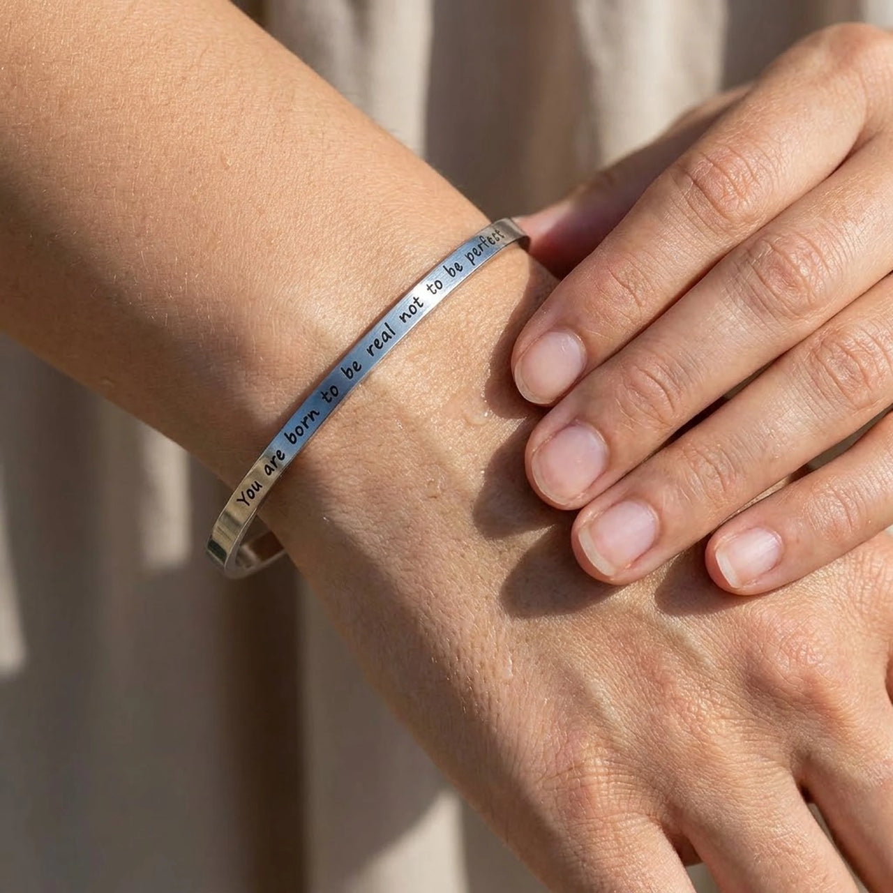 Armband met tekst — close-up van de details, zilver | SKU: 9864184-silver
